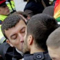  le pape accueilli par un kiss-in gay de protestation (+ vido) 