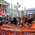 Des milliers de manifestants  Vienne pour les droits des malades du sida